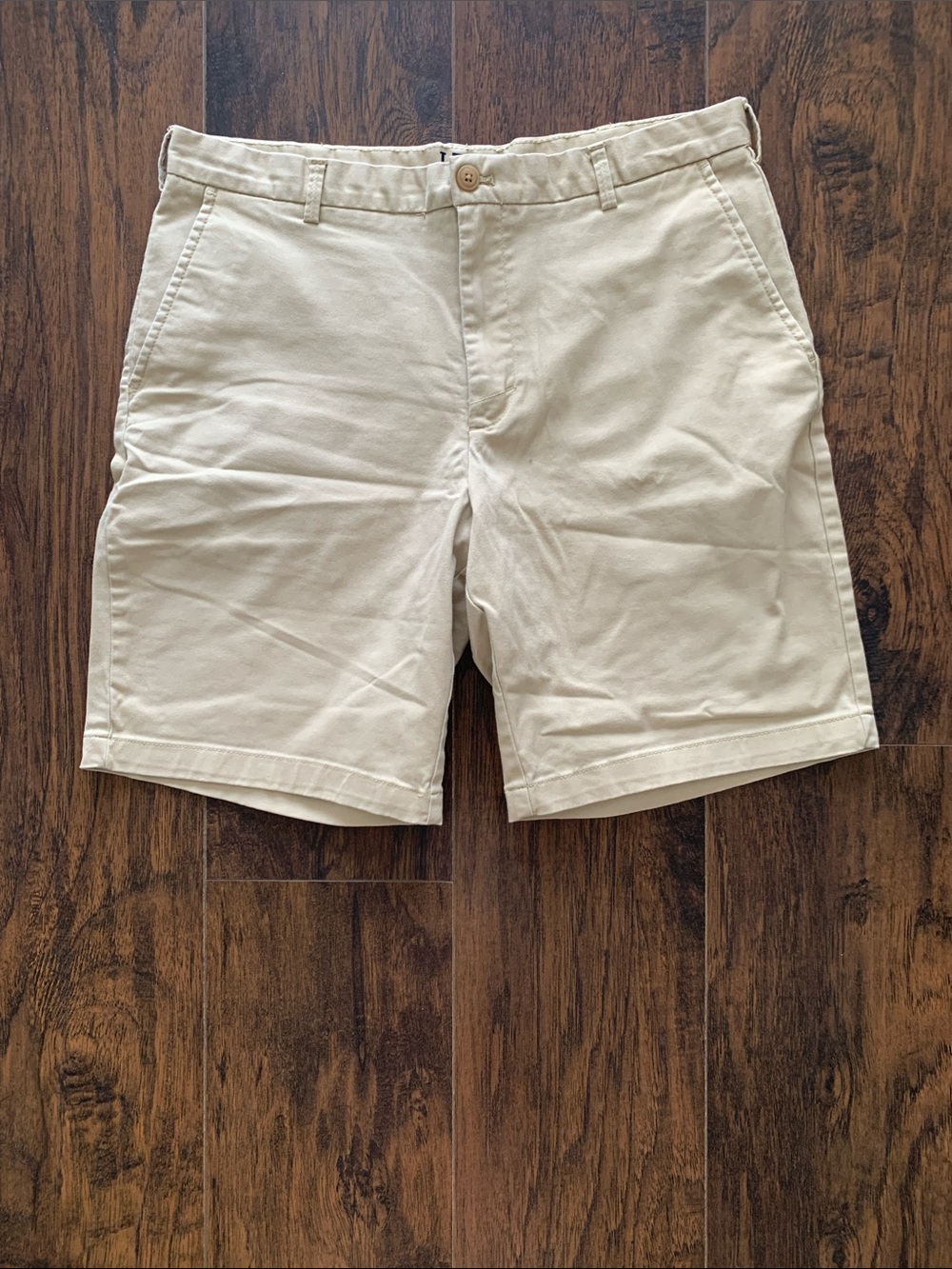 Izod Men's Cream Flat-Front Chino Shorts